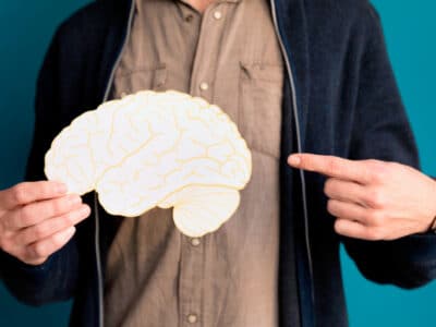 Hombre apuntando a cerebro donde se localizan las capacidades cognitivas