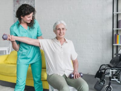 Fisioterapia y doble tarea. Fisioterapeuta trabaja con persona mayor