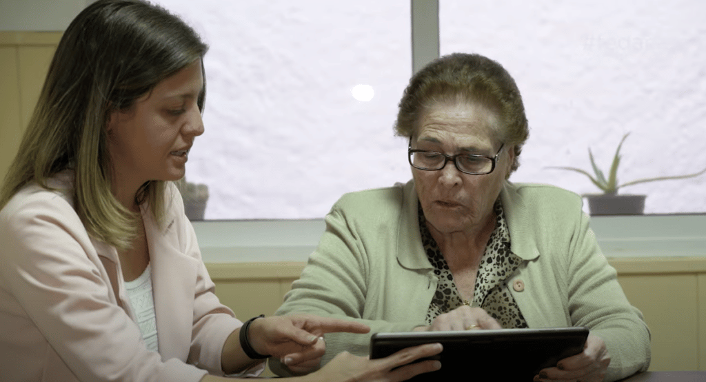 Isabel Ginés, terapeuta ocupacional de AFA Viso del Marqués con Manuela