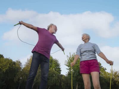 Adultos con daño cerebral adquirido. Personas mayores realizando actividad física.
