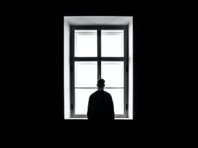 Famosos contribuyen en la salud mental. Hombre mirando por al ventanta.